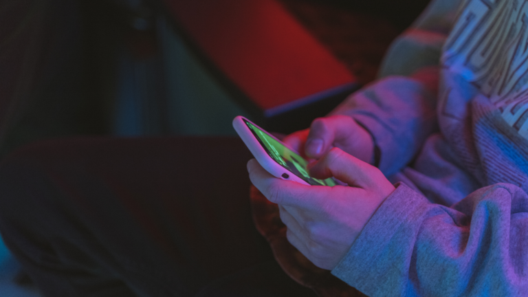 WhatsApp, SMS ou Mensagens de Voz: qual canal usar em cada estratégia?